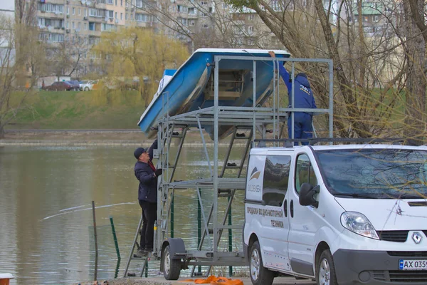 Kyiv Ukraine 2021年4月5日 工人从三层拖车上推出水上自行车 在湖边为新的海滩季节作准备 室外积极休息 — 图库照片