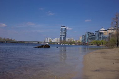 Kyiv, Ukrayna, Dinyeper Nehri. Livoberezhnyi Masyv, İsa 'nın dirilişi ataerkil katedrali, metro köprüsü ve motorlu teknelerin boş ranzası..