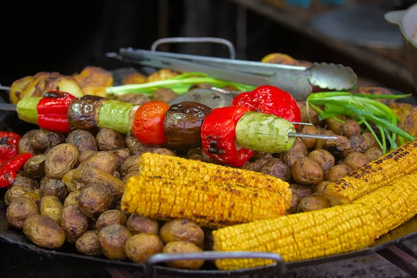 Zdrowe Jedzenie Ulicy Małe Ziemniaki Czerwona Papryka Żółte Kolby Kukurydzy — Zdjęcie stockowe