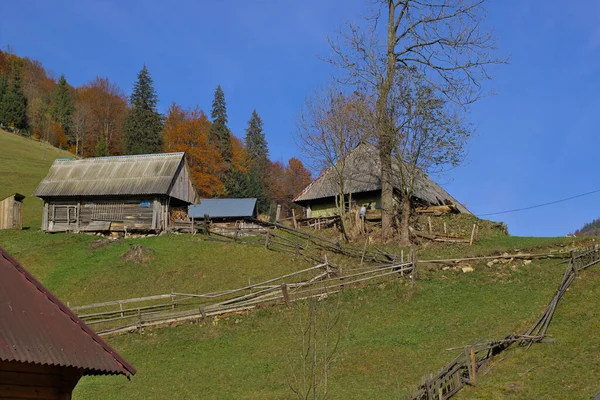 Piccolo Villaggio Situato Ripidi Pendii Montagna Paesaggio Montano Autunnale Nei — Foto Stock