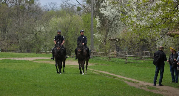 Kiev Ucrania Mayo 2021 Dos Policías Caballo Patrullan Área Del —  Fotos de Stock