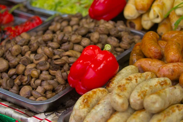 Small Mushrooms Lie Large Tray Next Red Bell Peppers Various — Stock Photo, Image