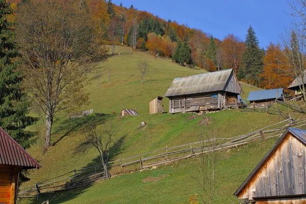 Malá Vesnice Strmých Svazích Hor Podzimní Horská Krajina Ukrajinských Karpat — Stock fotografie
