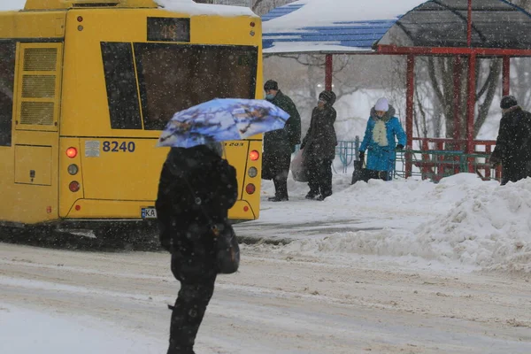 乌克兰基辅 2021年2月11日 城市陆运乘客在巴士站上车 降雪和雪堆在脚下 未剥皮街道 — 图库照片