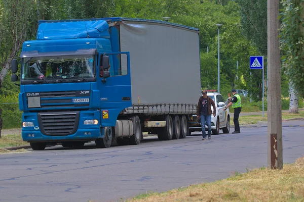 Kiew Ukraine Juni 2021 Zwei Polizisten Mit Medizinischen Masken Kontrollieren — Stockfoto