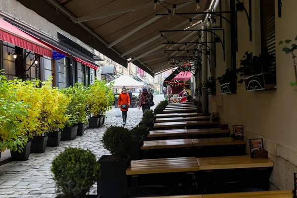 ウクライナのリヴィウ 2020年10月24日 リヴィウの歴史的中心部の通りに位置する人気のカフェのビュー 観光客の間で非常に人気のある目的地 旧市街の通りと建築 — ストック写真