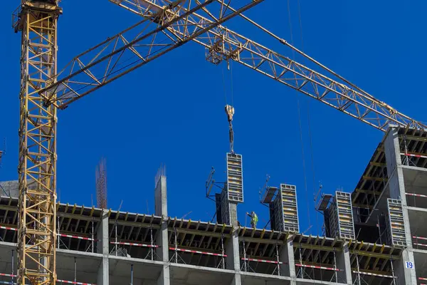 Los Instaladores Profesionales Gran Altura Trabajan Planta Superior Nuevo Edificio — Foto de Stock