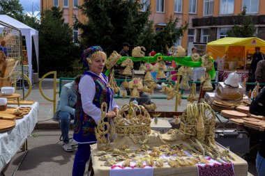 Korosten, Ukrayna - 4 Eylül 2021: Açık Hava Geleneksel El Sanatları Fuarı. Ulusal Ukrayna giysileri. Halk sanatı fuarı sırasında milli kostüm satıcıları.
