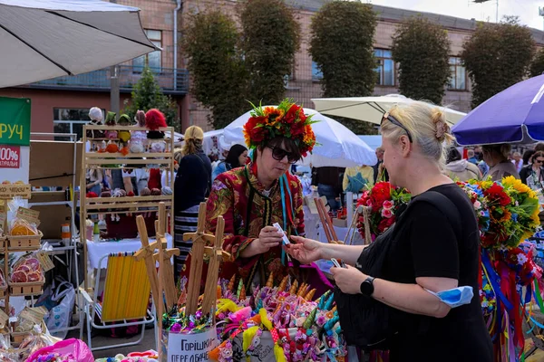 Korosten Ucrânia Setembro 2021 Feira Artesanato Tradicional Livre Roupas Nacionais — Fotografia de Stock
