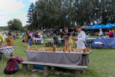 Kyiv, Ukrayna - 5 Eylül 2021: Açık Hava Geleneksel El Sanatları Fuarı. Uzun tezgahlarda çeşitli el sanatları sergileniyor. Ziyaretçiler eşsiz ürünlere göz atar ve onları seçer.