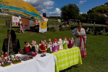 Kyiv, Ukrayna - 5 Eylül 2021: Açık Hava Geleneksel El Sanatları Fuarı. Uzun tezgahlarda çeşitli el sanatları sergileniyor. Ziyaretçiler eşsiz ürünlere göz atar ve onları seçer.