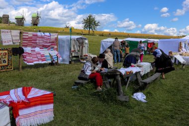 Kyiv, Ukrayna - 5 Eylül 2021: Açık Hava Geleneksel El Sanatları Fuarı. Ulusal Ukrayna giysileri. Uzun tezgahlarda çeşitli el sanatları sergileniyor. Ziyaretçiler eşsiz ürünlere göz atar ve onları seçer.