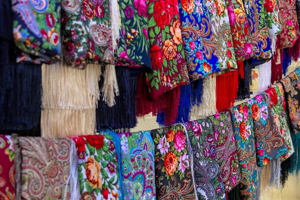 Conjunto Lenços Cabeça Ucranianos Coloridos Pendurados Uma Feira Rua Roupas — Fotografia de Stock