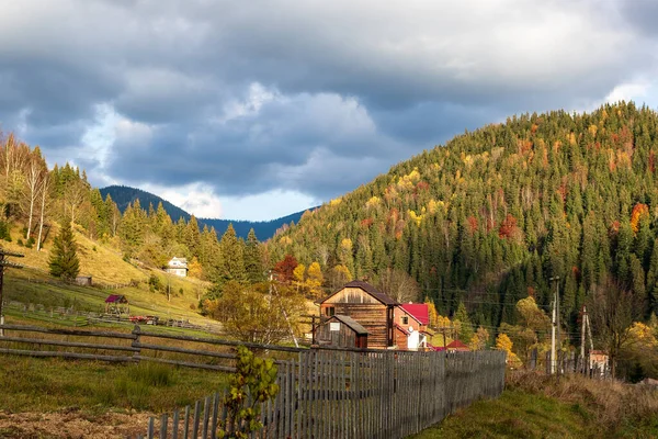 Malá Vesnice Strmých Svazích Hor Podzimní Horská Krajina Ukrajinských Karpat — Stock fotografie