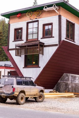 Ivano-Frankivsk bölgesi, Ukrayna - 29 Ekim 2020: Bir konut binasının dış görünüşü ve çevresinin inanılmaz tasarımının bir parçası. Polanica Köyü 'nde Ters Ev Çekimi.