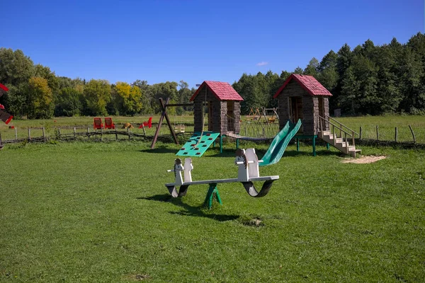 Tomma Moderna Trä Barn Lekplats Som Grön Gård Offentlig Park — Stockfoto