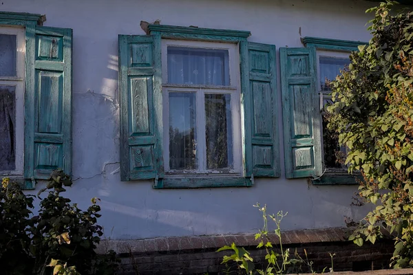 伝統的なウクライナの木造古い家の断片 1階建ての家 国家建築 歴史的権威の概念 緑の観光 — ストック写真