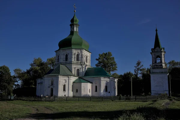 ウクライナのセドニフでキリストの復活の石の教会 1690年に建てられました 神聖な建築の優れた例です いわゆるコサック バロック 夜の照明 — ストック写真