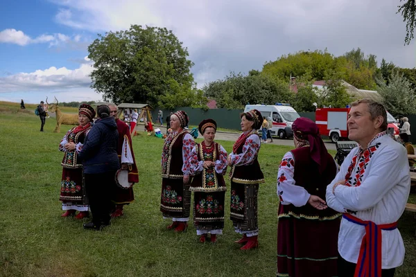 ウクライナのキエフ 2021年9月5日 民族衣装の民俗芸術家は 無料のオープンフェスティバルで実行する準備をしています 大規模なフィールド上の伝統的な野外フェア ミサの儀式 — ストック写真