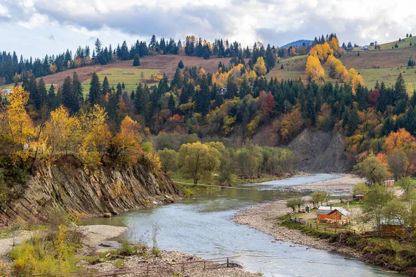 Dağ Nehri Sonbahar Renkli Vadide Akar Nehir Kanyonundaki Köyün Panoraması — Stok fotoğraf