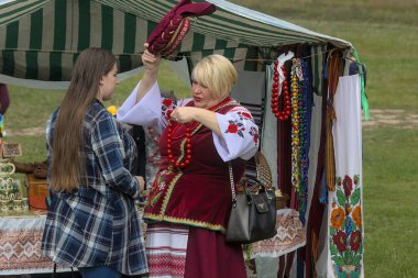 Kyiv, Ukrayna - 5 Eylül 2021: Açık Hava Geleneksel El Sanatları Fuarı. Ulusal Ukrayna giysileri. Çadırlarda çeşitli el sanatları sergileniyor. Ziyaretçiler eşsiz ürünlere göz atar ve onları seçer.
