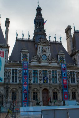 Paris, Fransa - 28 Ağustos 2025: Paris 'teki Hotel de Ville zamansız ihtişam ve sanatsal ayrıntılarla dolu. Süslü peruk ve saat kulesi Fransız gururunu ve tarihini yansıtıyor..