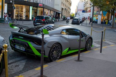 Paris, Fransa - 28 Ağustos 2025: Bu çarpıcı, Lamborghini Huracan STO Paris 'te kaldırımlı bir caddeye park edilmiştir. Bu yüksek performanslı tasarımın parlak, aerodinamik çizgileri lüks ve hızın vücut bulmuş halidir..