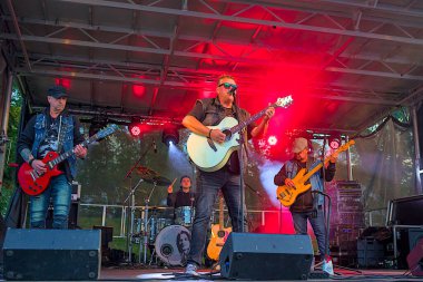 Prag, Çek Cumhuriyeti, 8 Ekim 2023: Brevnov Manastırı Parkı. Bir rock grubu bedava konser veriyor. Giriş ücreti yok. Program gelen herkes için serbestçe kullanılabilir..