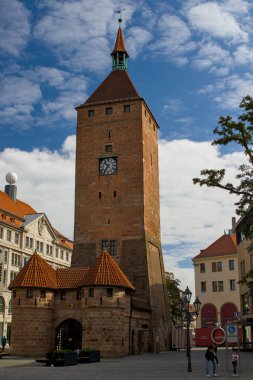 Nuremberg, Almanya - 24 Ağustos 2025: Bu tarihi Beyaz Kule Almanya 'nın Nuremberg şehrinin merkezinde yer almaktadır. Göz kamaştırıcı bir ortaçağ kapısı. Bu antik yapının çok uzun bir geçmişi var..