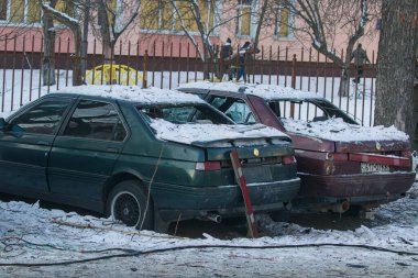 Kyiv, Ukrayna - 20 Ocak 2026: Moscows devlet terörü okuldaki çocuklara bir füze saldırısı gerçekleştirdi. Okul binasının camları tahtayla kapatılmış. Park halindeki arabalar hurdaya döndü..