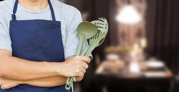 Homem asiático Cruz braço com ferramentas de cozinha . — Fotografia de Stock