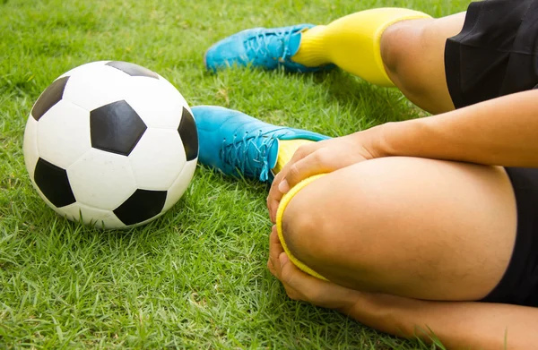 Primer plano del jugador de fútbol lesionado en el campo . —  Fotos de Stock