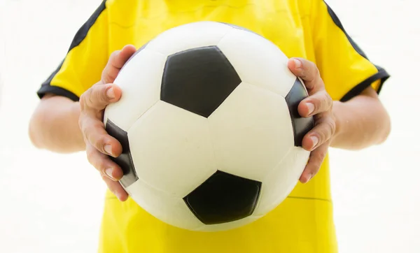 Jugador de fútbol sosteniendo un balón . —  Fotos de Stock