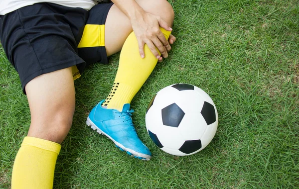 Primer plano del jugador de fútbol lesionado en el campo . —  Fotos de Stock