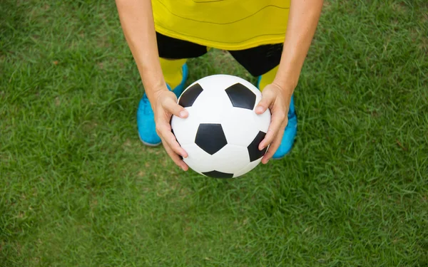 Jugador de fútbol sosteniendo un balón . —  Fotos de Stock