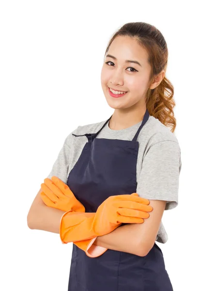 Sorrindo mulher asiática de pé com braços cruzados vestindo avental e luvas de borracha no fundo branco . — Fotografia de Stock