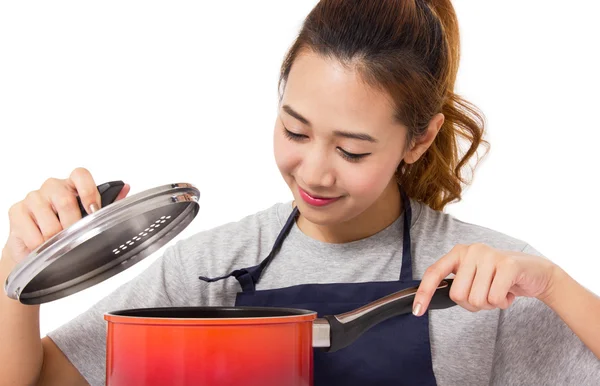 Mulher asiática cozinhar na cozinha. — Fotografia de Stock