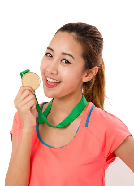 Mulher asiática segurando medalha de ouro isolada no fundo branco . — Fotografia de Stock