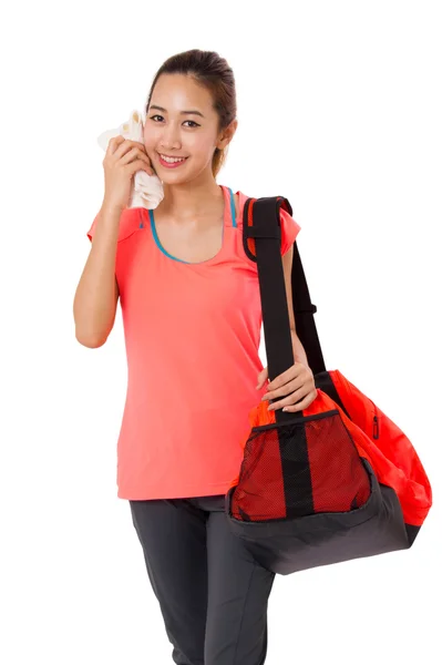 Asiatique Souriant forme jeune femme avec sac de gym debout prêt pour l'exercice de remise en forme Isolé sur fond blanc . — Photo