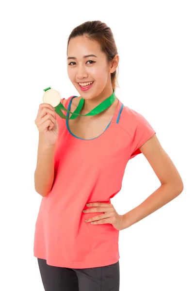 Mulher asiática segurando medalha de ouro isolada no fundo branco . — Fotografia de Stock