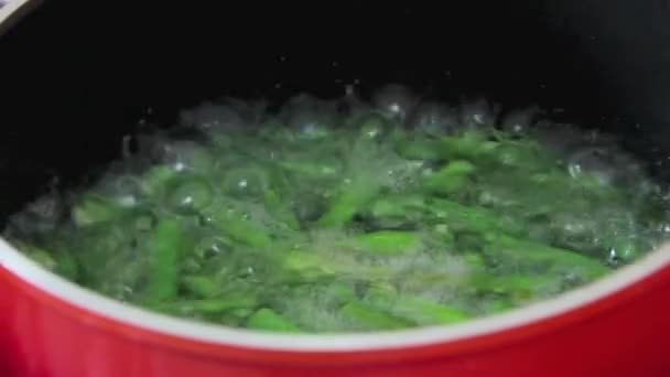 Pezzi di lenticchie in acqua bollente in vaso rosso . — Video Stock