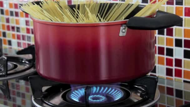Espaguetis en una olla hirviendo cocinando para un almuerzo italiano . — Vídeo de stock