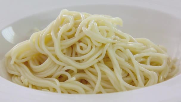 Verter salsa de tomate en espaguetis . — Vídeo de stock