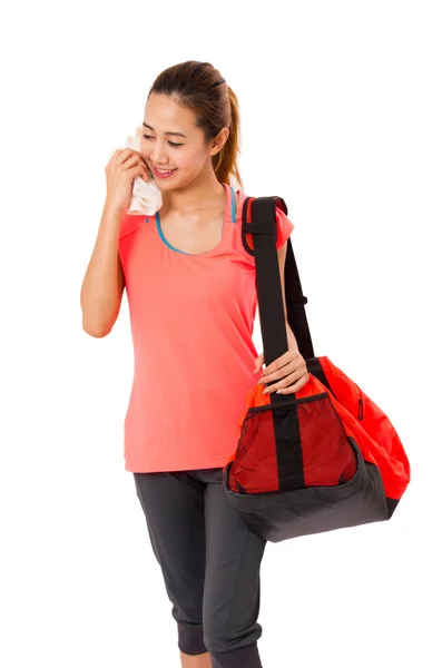 Asiatique Souriant forme jeune femme avec sac de gym debout prêt pour l'exercice de remise en forme Isolé sur fond blanc . — Photo