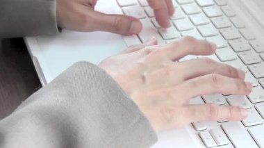 Tipik dizüstü klavye üzerinde kadın eller yukarı kapatın.