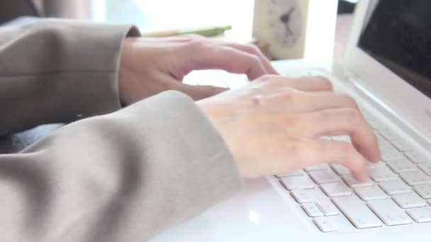 Mujer manos escribiendo en el teclado del ordenador portátil . — Vídeo de stock