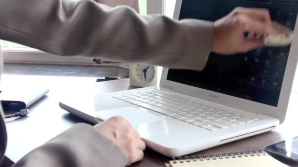 Geschäftsfrau putzt Laptop-Monitor. — Stockvideo
