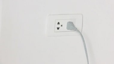 Güç kablosunu prize takmadan ve sonra tipik bir elektrik prizine sökeceğinizi bir el yakın çekim.