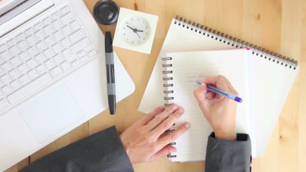Zakenvrouw schrijven op de Notebook en Make A verfrommeld papier. — Stockvideo