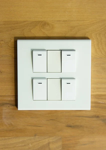 Zbliżenie na włącznik światła na podłoże drewniane deski. — Zdjęcie stockowe